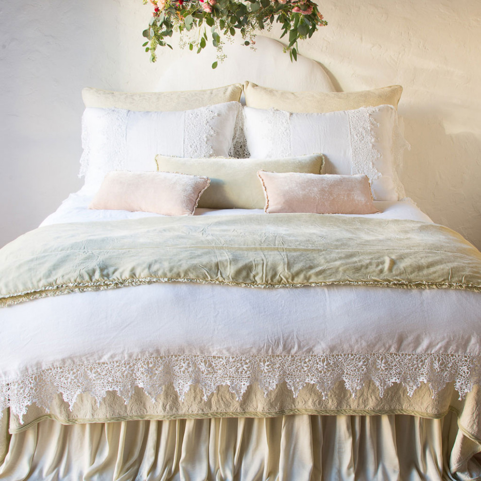 На фото: хозяйская спальня в стиле фьюжн