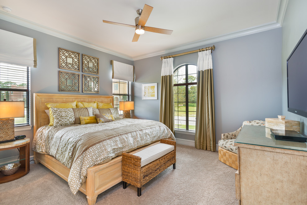 Klassisches Schlafzimmer mit grauer Wandfarbe und Teppichboden in Orlando