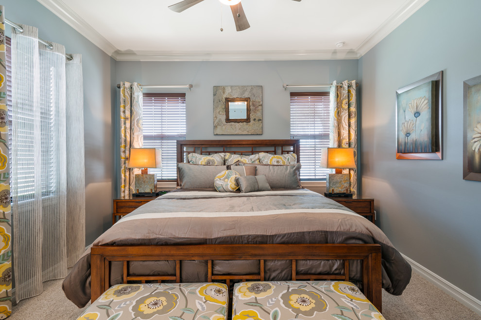 Foto di una camera degli ospiti chic con pareti blu e moquette