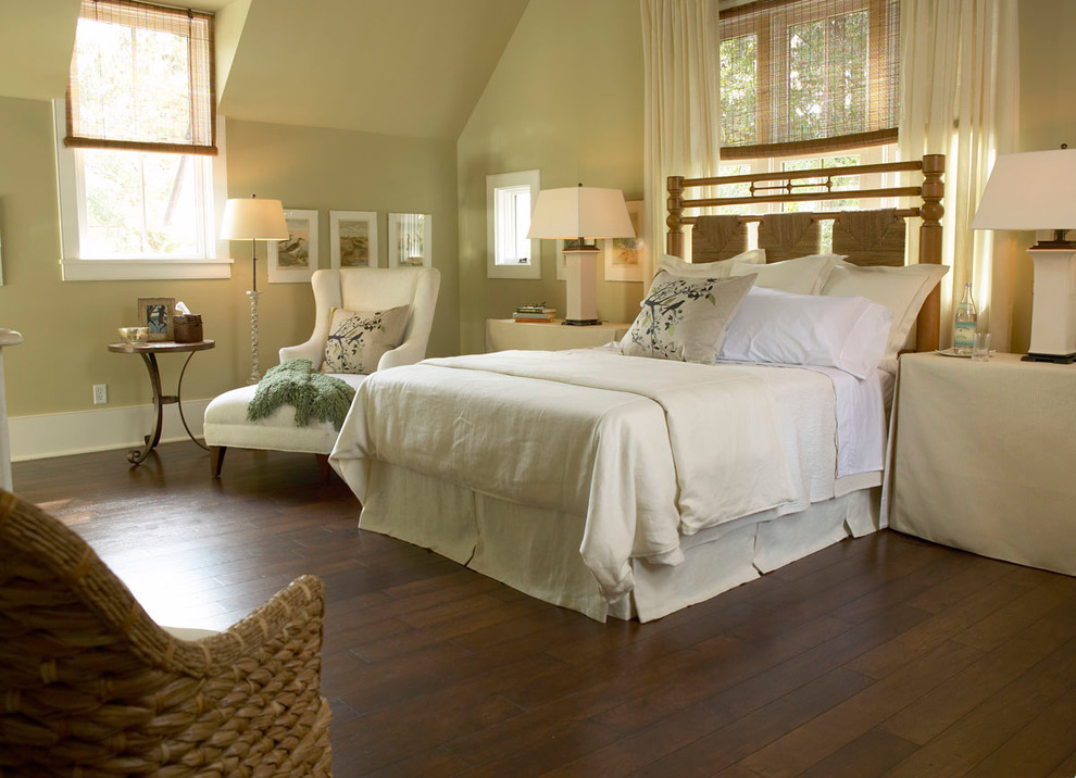 Diseño de habitación de invitados de estilo de casa de campo de tamaño medio sin chimenea con paredes verdes y suelo de madera en tonos medios