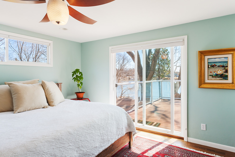 Идея дизайна: хозяйская спальня среднего размера в классическом стиле с синими стенами и паркетным полом среднего тона без камина