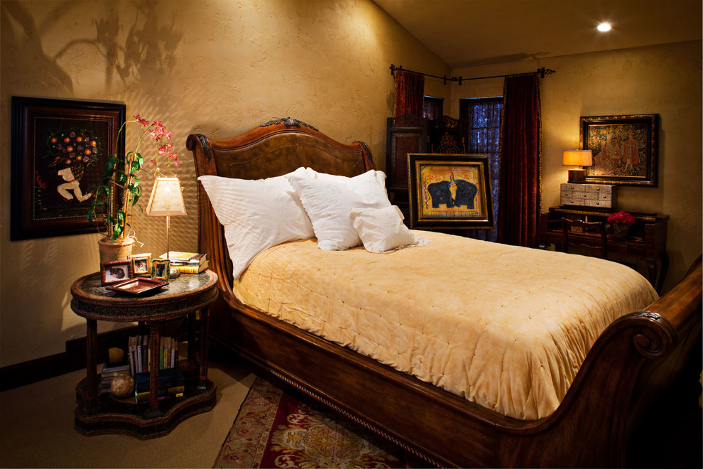 Идея дизайна: гостевая спальня среднего размера, (комната для гостей) в викторианском стиле с зелеными стенами и паркетным полом среднего тона без камина