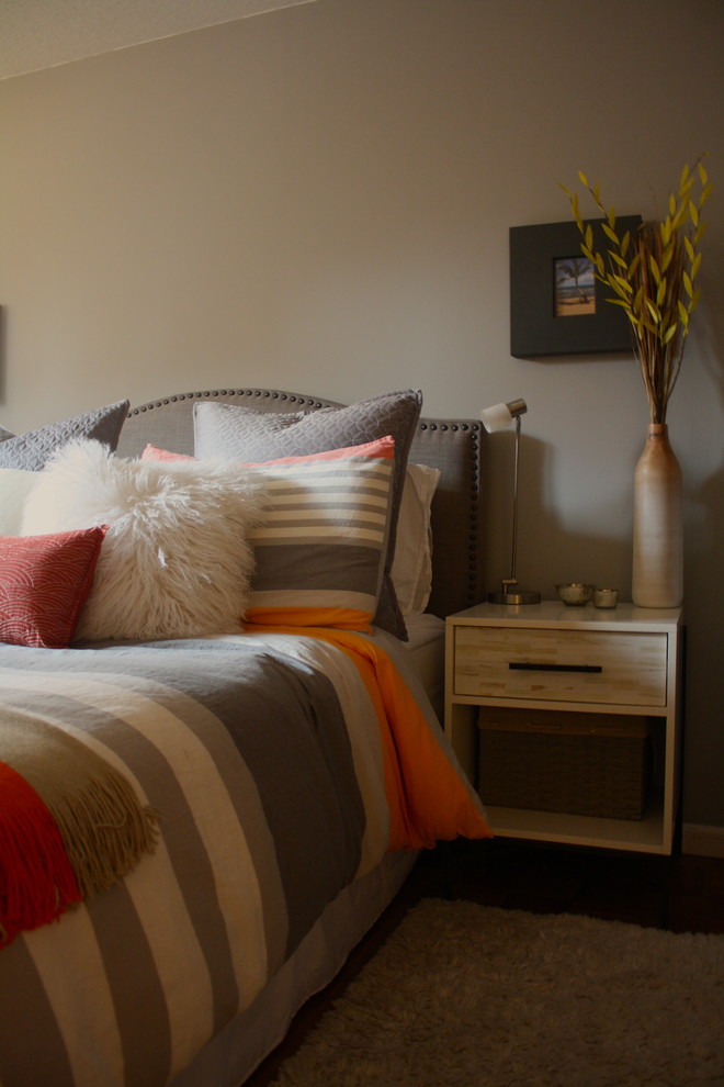 Свежая идея для дизайна: хозяйская спальня среднего размера в современном стиле с серыми стенами - отличное фото интерьера