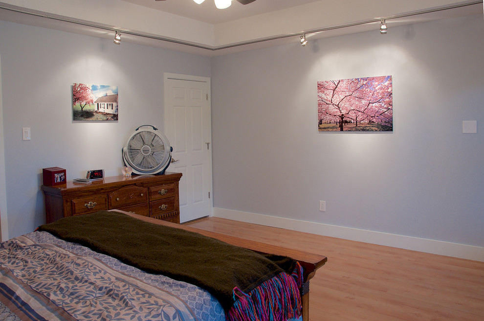 Идея дизайна: хозяйская спальня среднего размера в современном стиле с серыми стенами и светлым паркетным полом