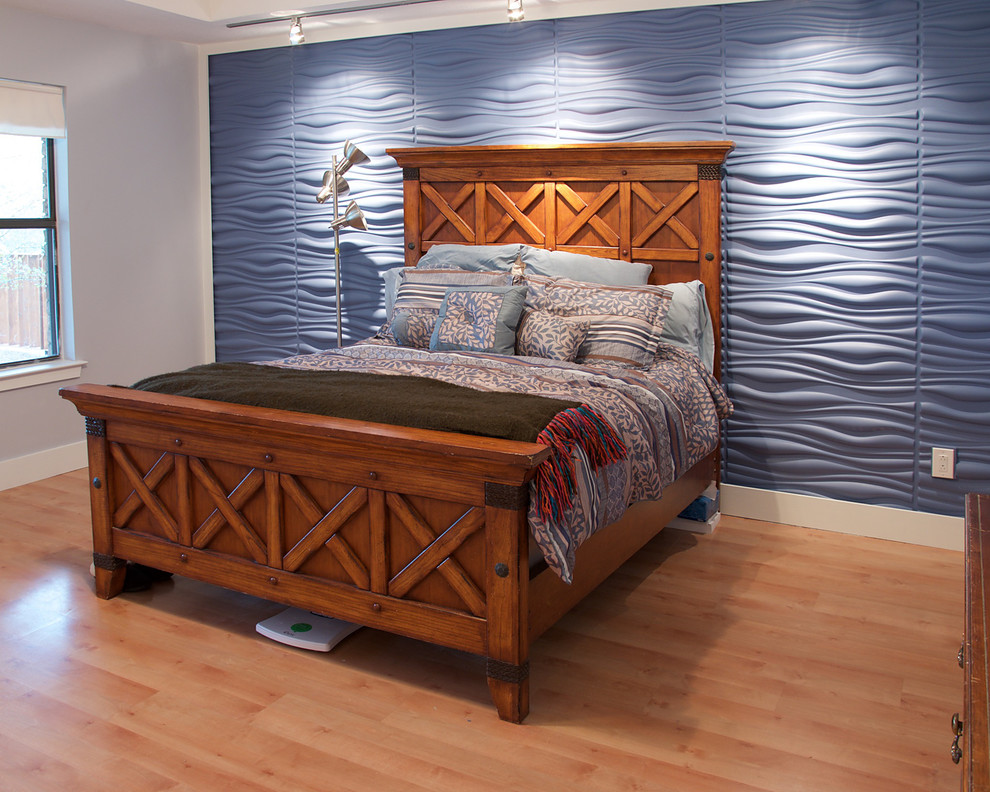 Пример оригинального дизайна: хозяйская спальня среднего размера в современном стиле с синими стенами и светлым паркетным полом
