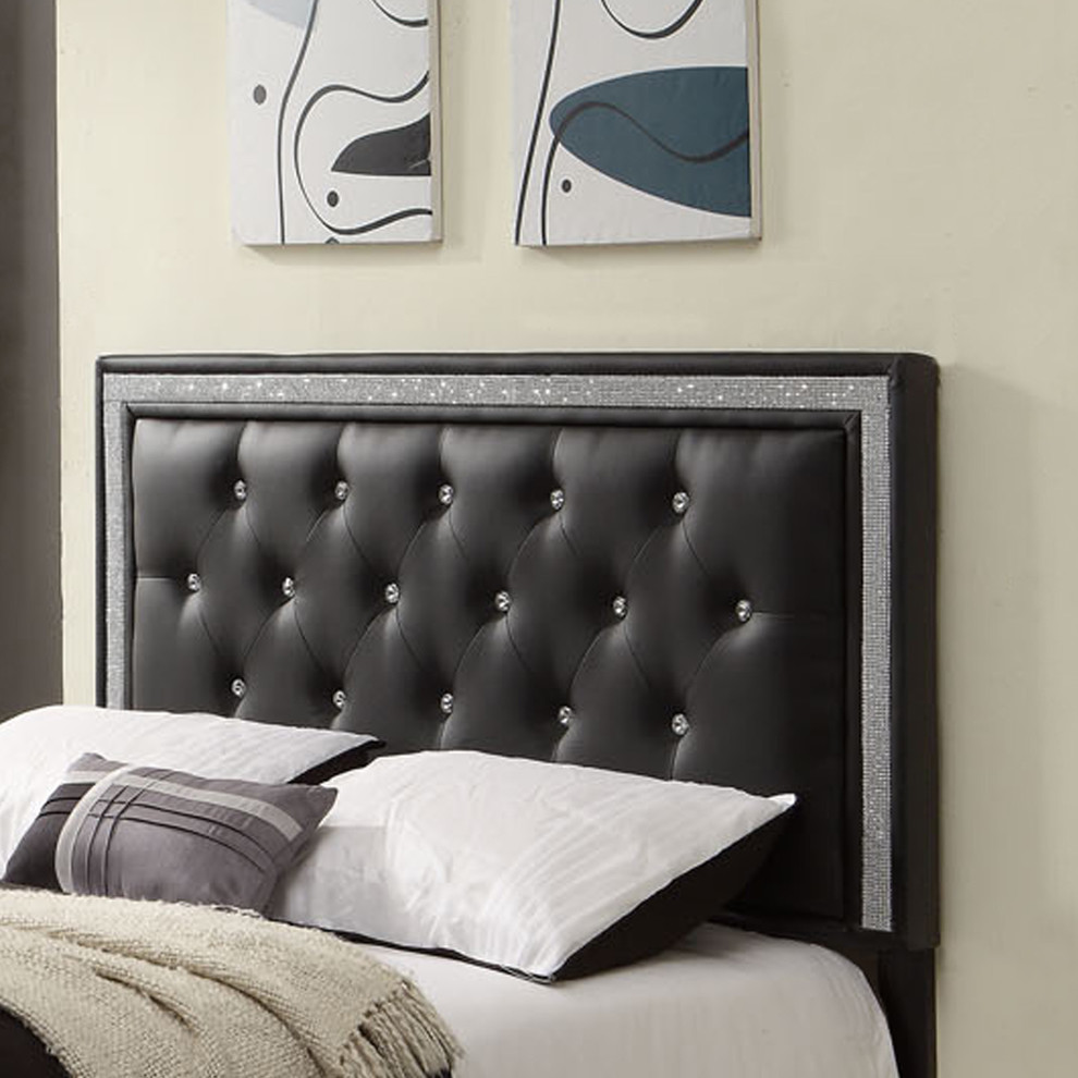 На фото: хозяйская спальня среднего размера в современном стиле с серыми стенами и ковровым покрытием