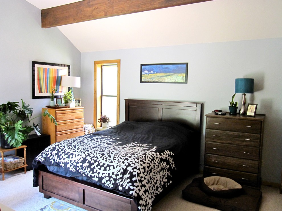 Imagen de dormitorio bohemio con paredes grises y moqueta