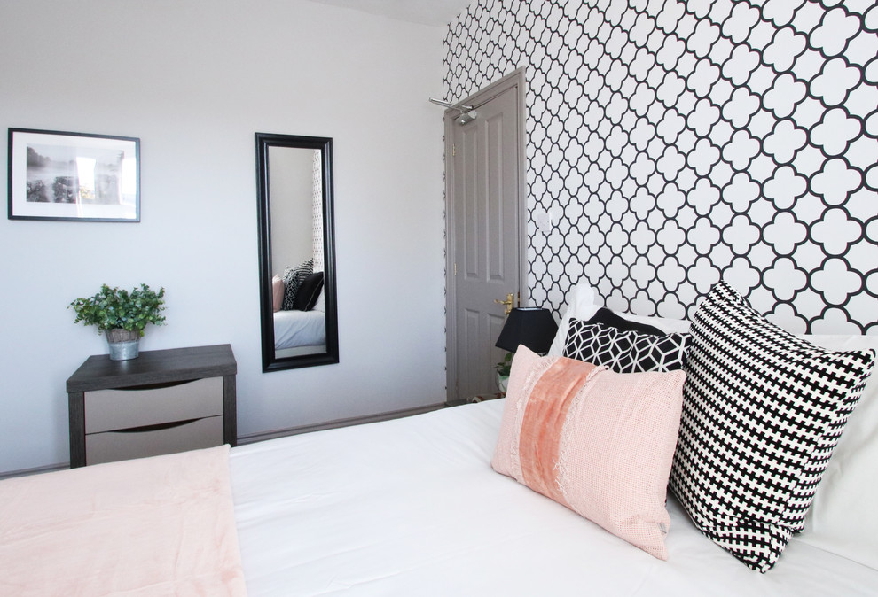 Свежая идея для дизайна: гостевая спальня среднего размера, (комната для гостей) в современном стиле с серыми стенами, стандартным камином и фасадом камина из дерева - отличное фото интерьера