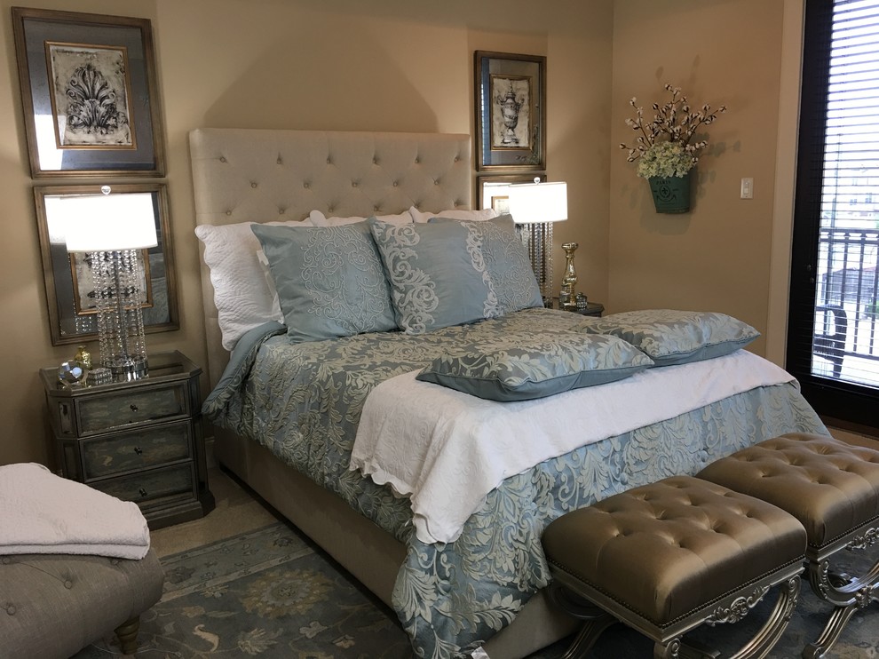 ヒューストンにある中くらいなトランジショナルスタイルのおしゃれな主寝室 (ベージュの壁、ライムストーンの床、暖炉なし、ベージュの床)
