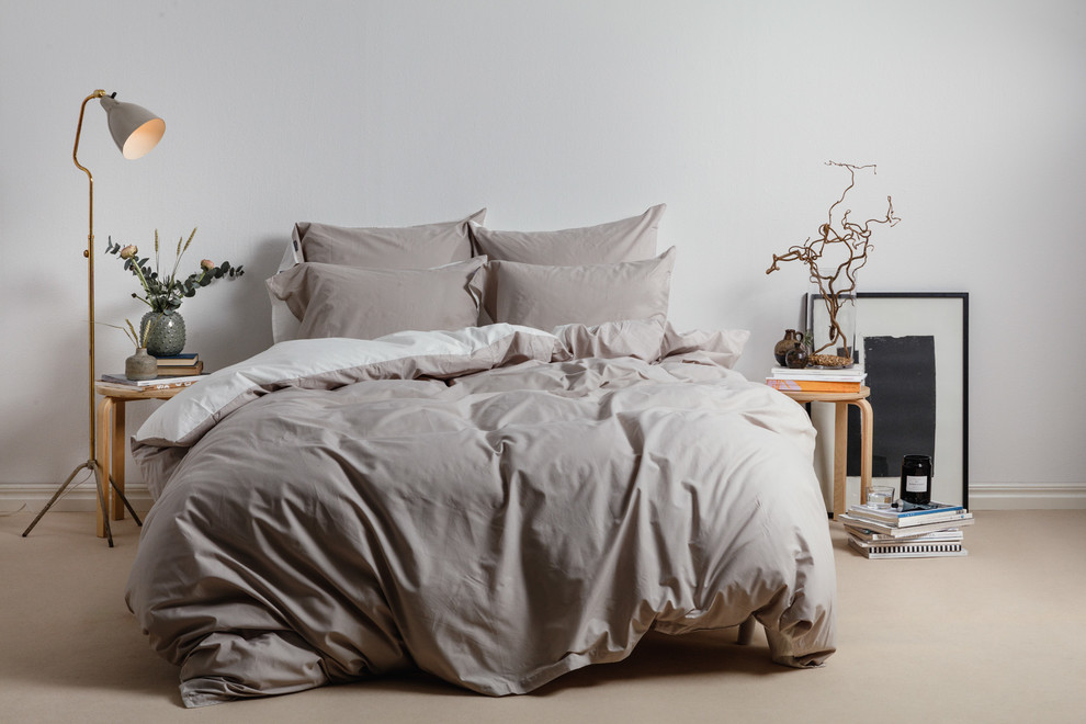 Immagine di una camera da letto scandinava con pareti grigie, pavimento in cemento e pavimento grigio