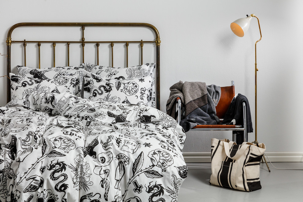 Стильный дизайн: спальня в скандинавском стиле с серыми стенами, бетонным полом и серым полом - последний тренд