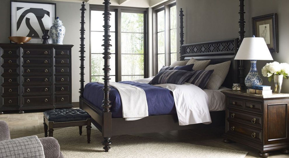 Пример оригинального дизайна: хозяйская спальня среднего размера в классическом стиле с серыми стенами и полом из керамической плитки