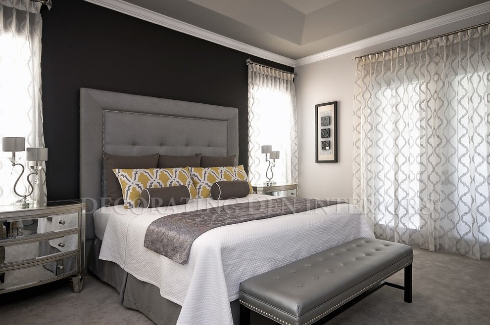 Идея дизайна: гостевая спальня среднего размера, (комната для гостей) в стиле неоклассика (современная классика) с серыми стенами, ковровым покрытием, стандартным камином и фасадом камина из камня