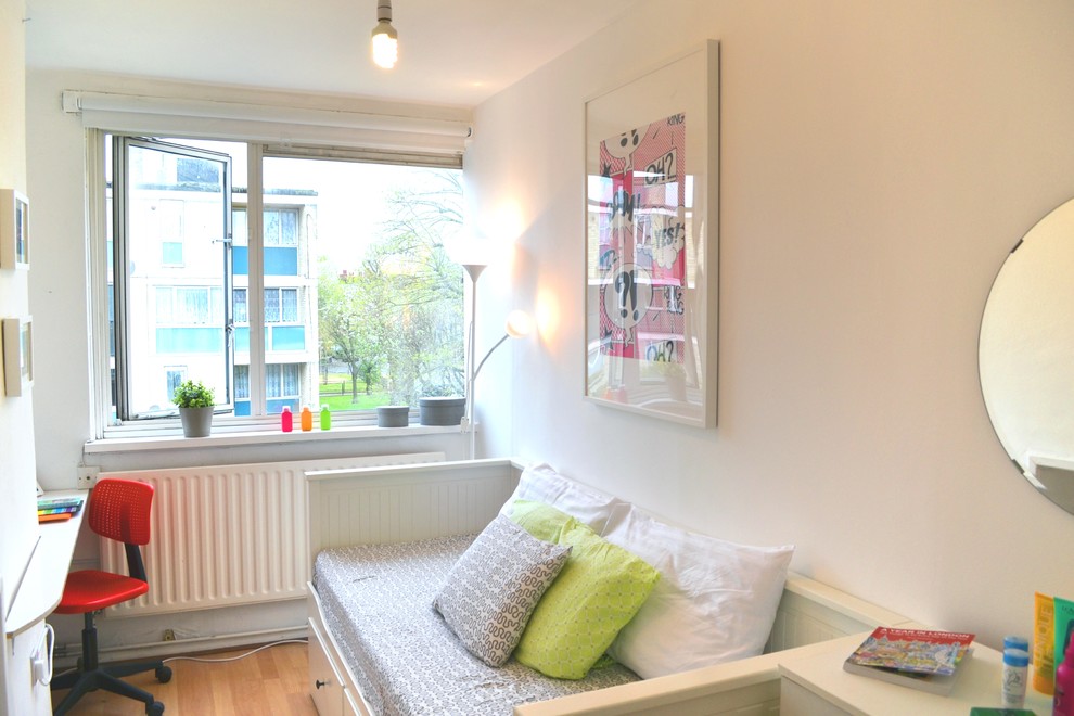 Kleines Modernes Schlafzimmer mit weißer Wandfarbe in London