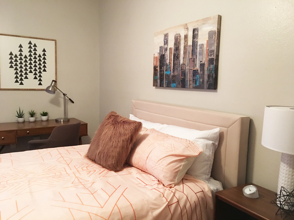 Modelo de habitación de invitados clásica renovada pequeña con paredes beige, moqueta y suelo beige