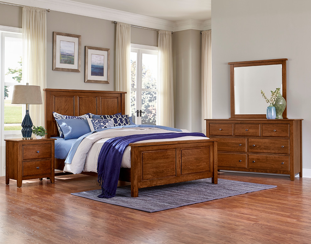 Foto di una grande camera da letto chic con pavimento in legno massello medio e pareti beige