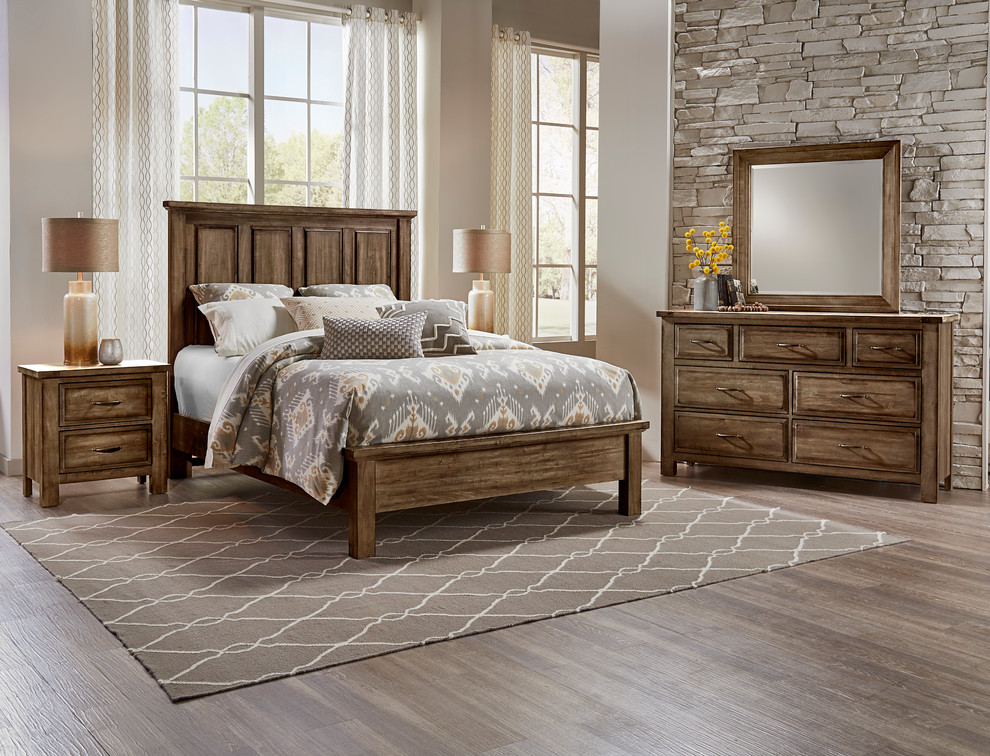 Idee per una grande camera da letto country con pareti bianche e pavimento in legno massello medio