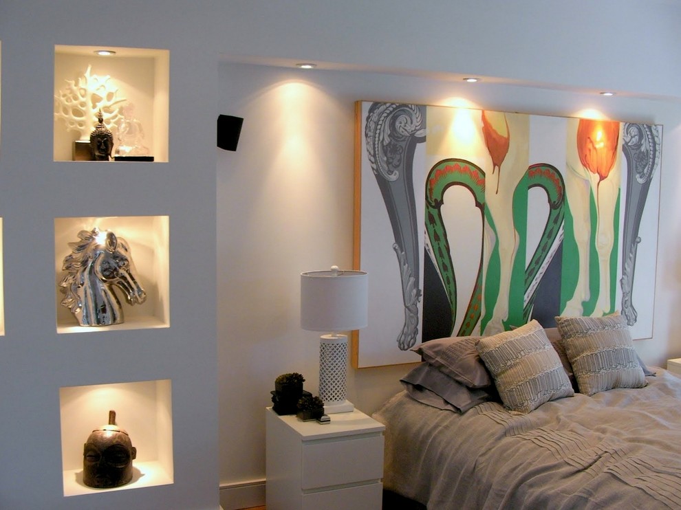 Aménagement d'une chambre parentale contemporaine de taille moyenne avec un mur blanc et parquet clair.
