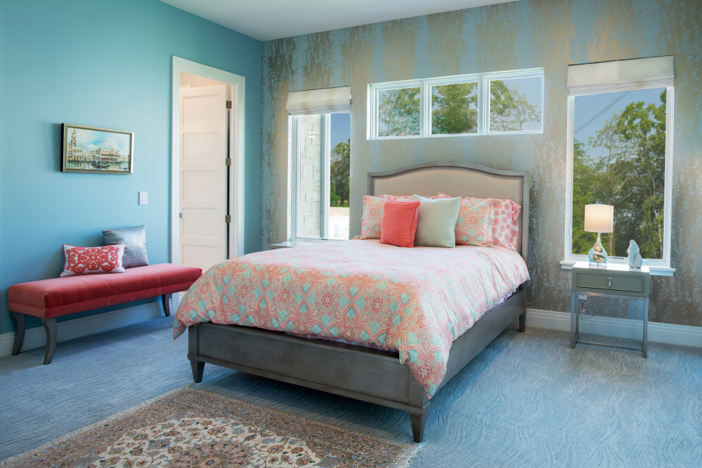 Immagine di una camera da letto classica con pareti blu, moquette, pavimento grigio e carta da parati