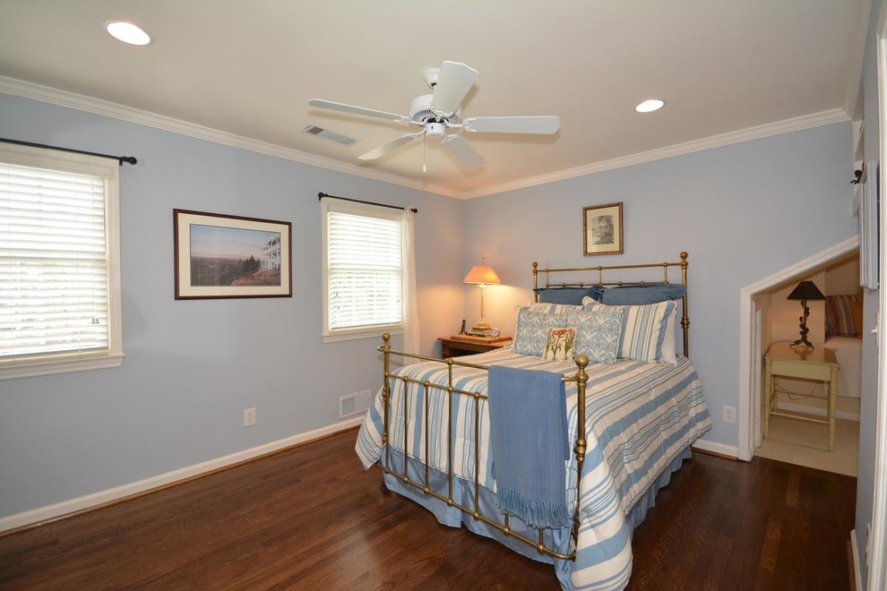 Esempio di una piccola camera degli ospiti chic con pareti blu, pavimento in legno massello medio, pavimento marrone e nessun camino