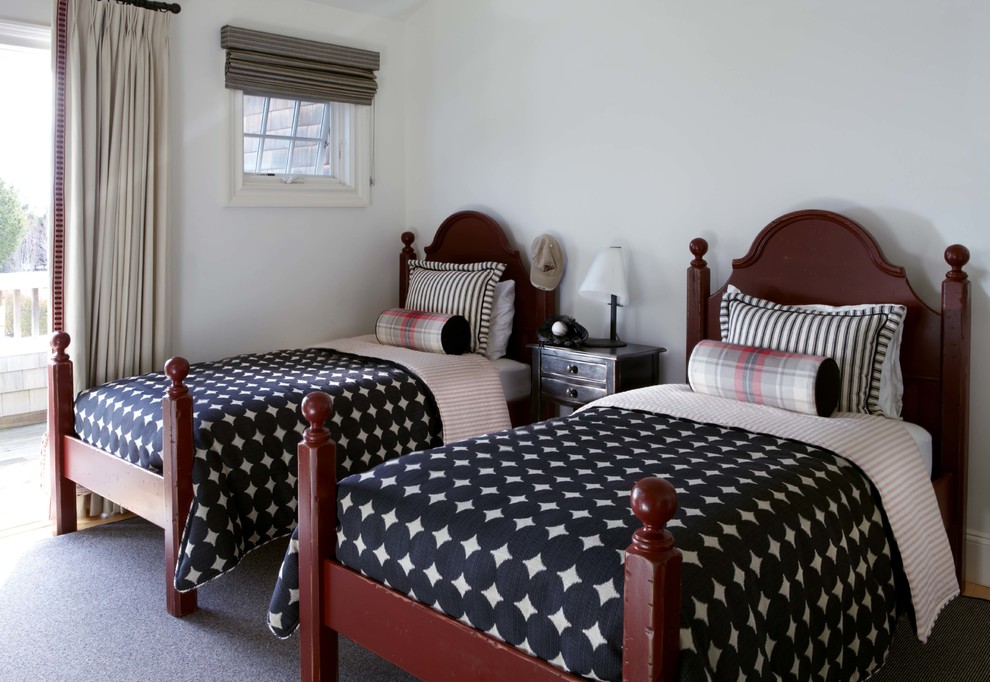 Diseño de habitación de invitados clásica de tamaño medio sin chimenea con paredes blancas y moqueta