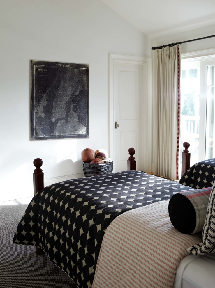 На фото: гостевая спальня среднего размера, (комната для гостей) в классическом стиле с белыми стенами и ковровым покрытием с
