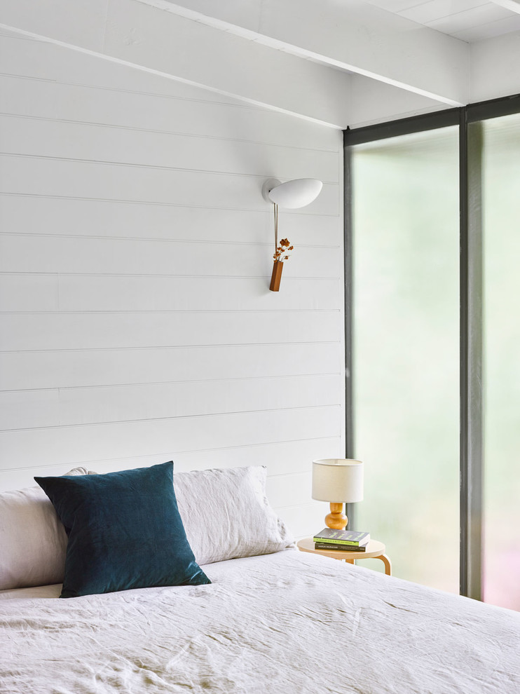 Стильный дизайн: хозяйская спальня среднего размера в стиле модернизм с белыми стенами, темным паркетным полом и черным полом - последний тренд