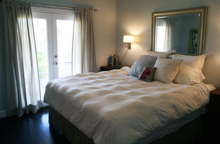 На фото: маленькая хозяйская спальня в классическом стиле с серыми стенами и темным паркетным полом для на участке и в саду