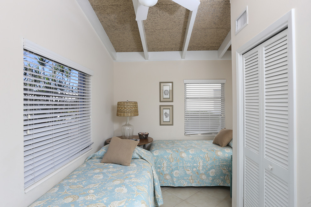 Cette photo montre une chambre d'amis bord de mer avec un mur beige, un sol en linoléum et aucune cheminée.