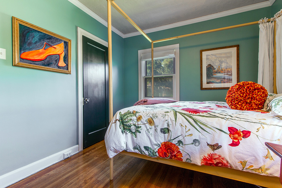 Diseño de habitación de invitados bohemia de tamaño medio con paredes azules y suelo de madera en tonos medios