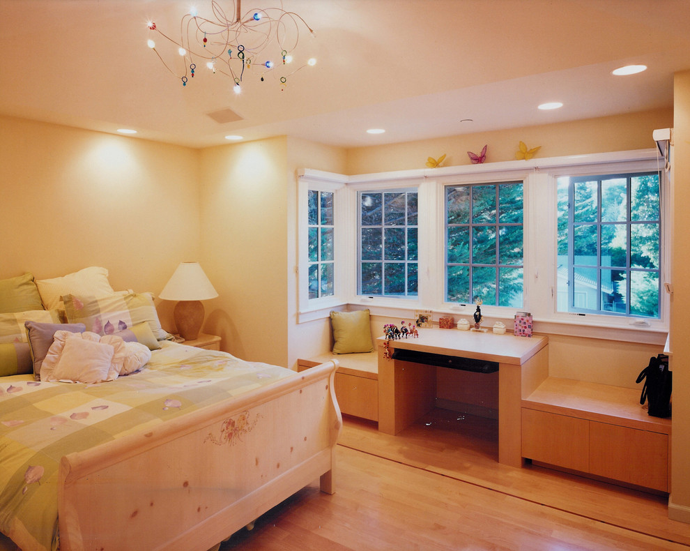 Источник вдохновения для домашнего уюта: гостевая спальня среднего размера, (комната для гостей) в классическом стиле с желтыми стенами, светлым паркетным полом и желтым полом без камина