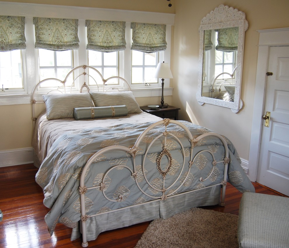 Пример оригинального дизайна: спальня в классическом стиле с бежевыми стенами и паркетным полом среднего тона