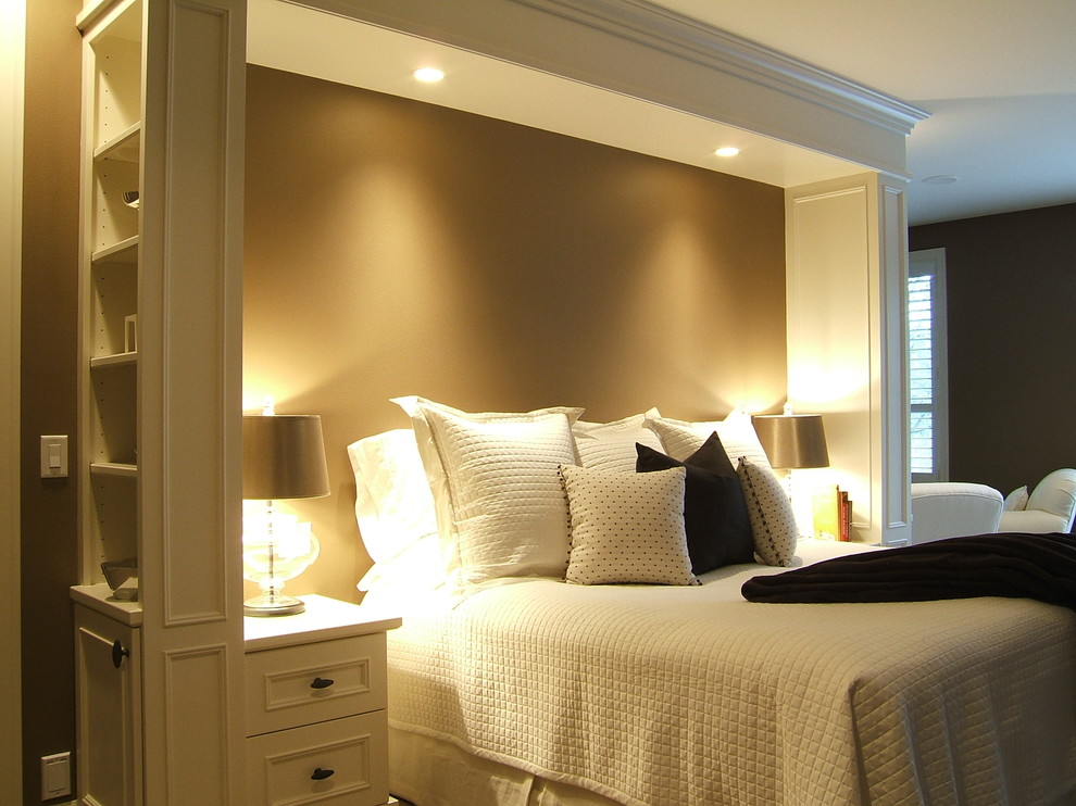 ポートランドにあるトラディショナルスタイルのおしゃれな寝室 (茶色い壁、カーペット敷き) のレイアウト