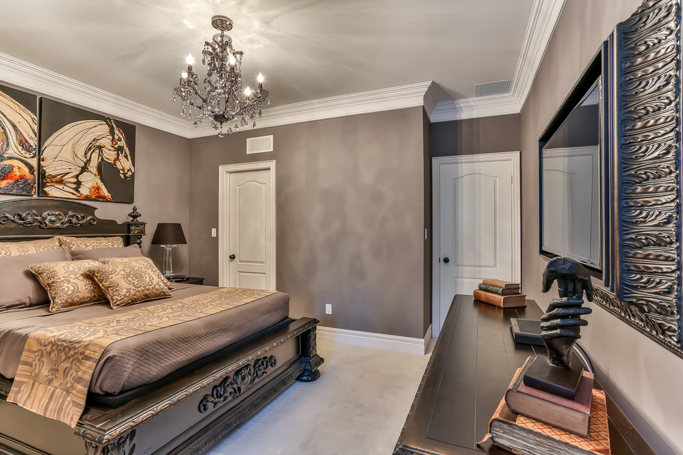 トロントにある中くらいなトラディショナルスタイルのおしゃれな客用寝室 (グレーの壁、カーペット敷き) のインテリア