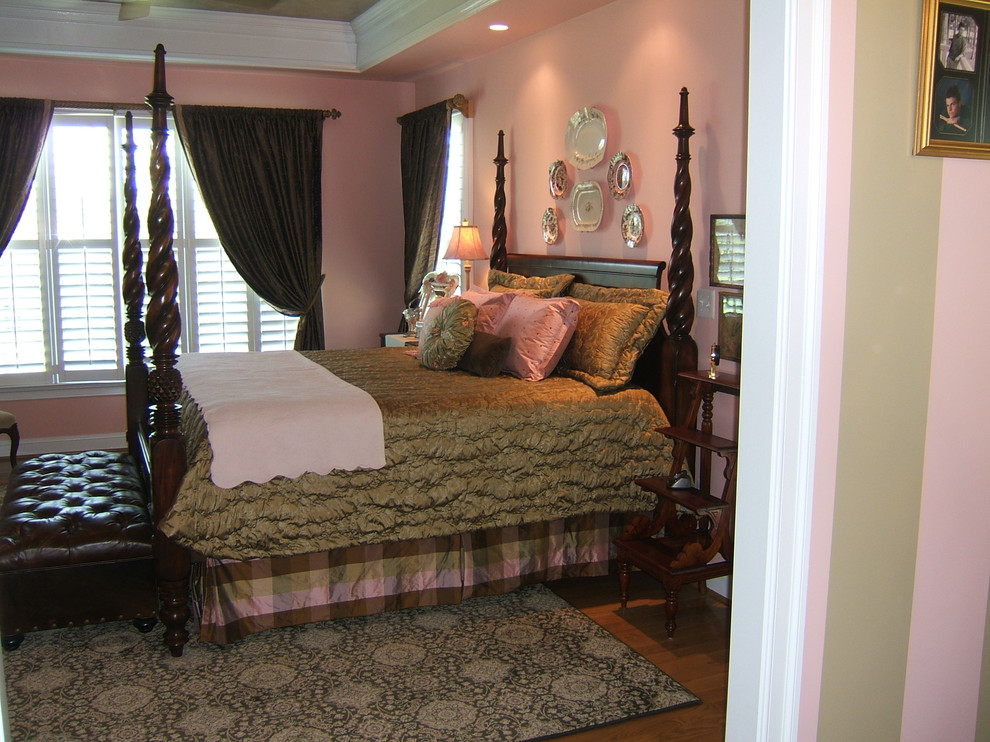 Imagen de dormitorio tradicional con paredes rosas