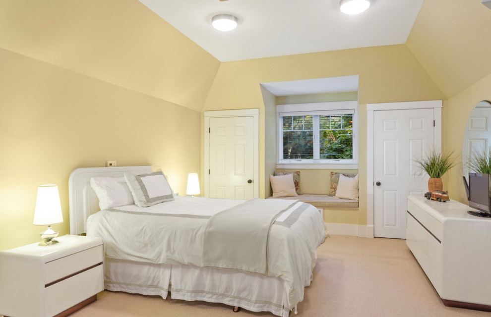 Свежая идея для дизайна: гостевая спальня среднего размера, (комната для гостей) в морском стиле с желтыми стенами, ковровым покрытием и розовым полом - отличное фото интерьера