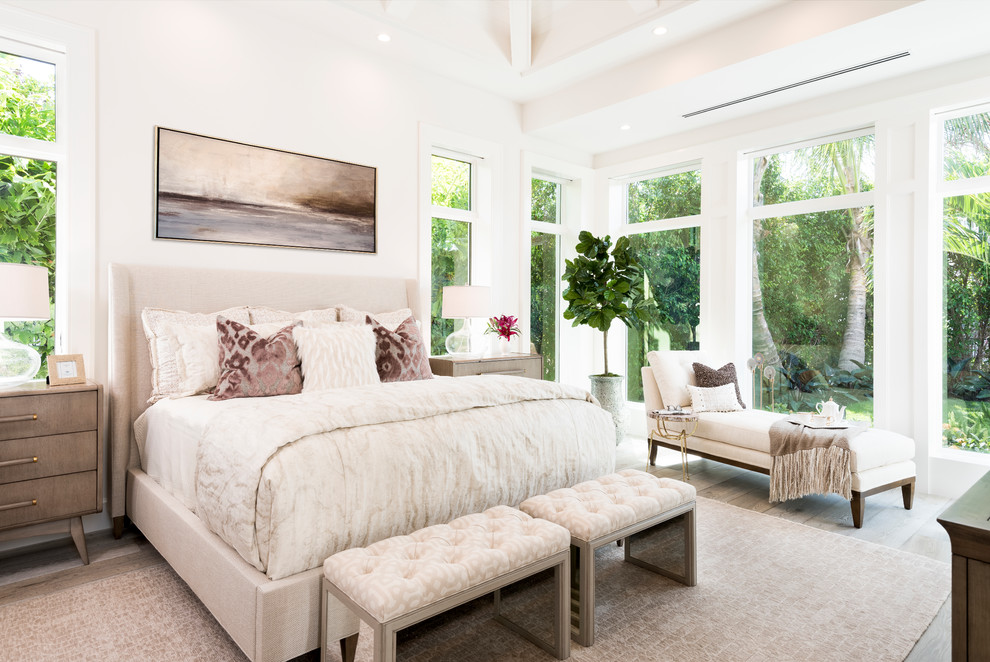 Стильный дизайн: хозяйская спальня в морском стиле с белыми стенами и серым полом - последний тренд
