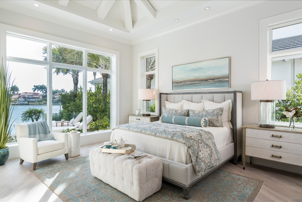 他の地域にあるビーチスタイルのおしゃれな主寝室 (白い壁、淡色無垢フローリング、ベージュの床) のレイアウト