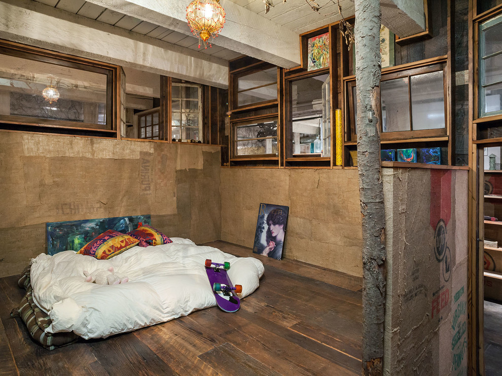 ポートランドにあるインダストリアルスタイルのおしゃれなロフト寝室のインテリア