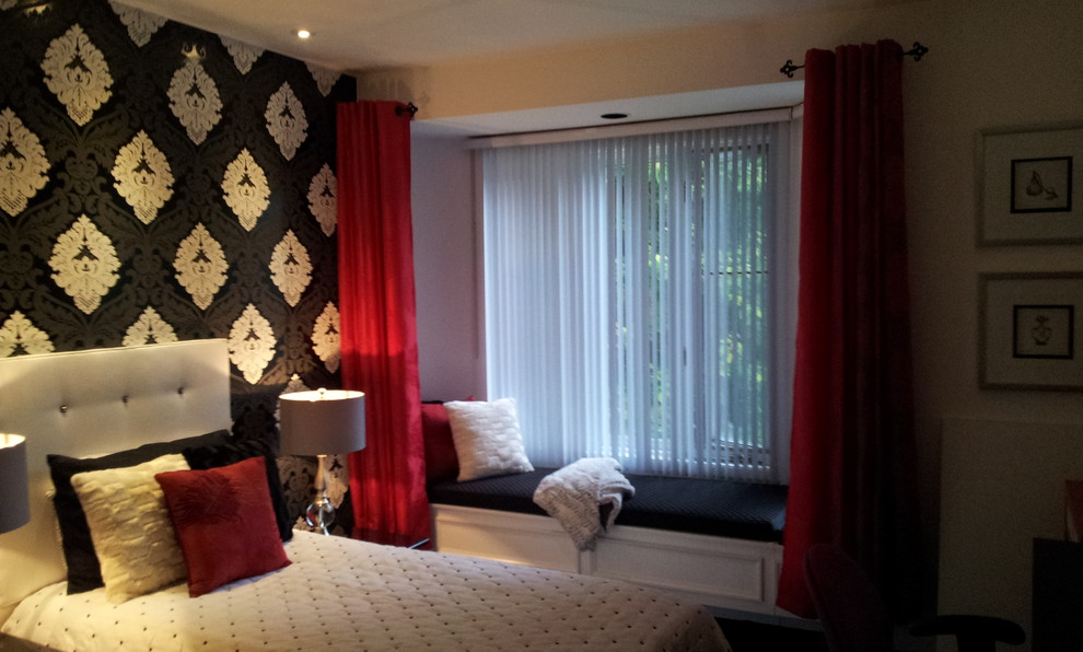 モントリオールにある中くらいなコンテンポラリースタイルのおしゃれな客用寝室 (マルチカラーの壁、カーペット敷き、マルチカラーの床) のレイアウト