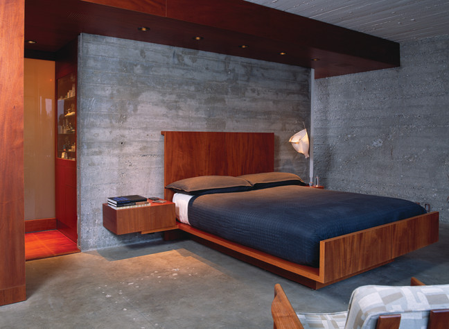 Mittelgroßes Modernes Hauptschlafzimmer ohne Kamin mit grauer Wandfarbe, Betonboden und grauem Boden in Los Angeles
