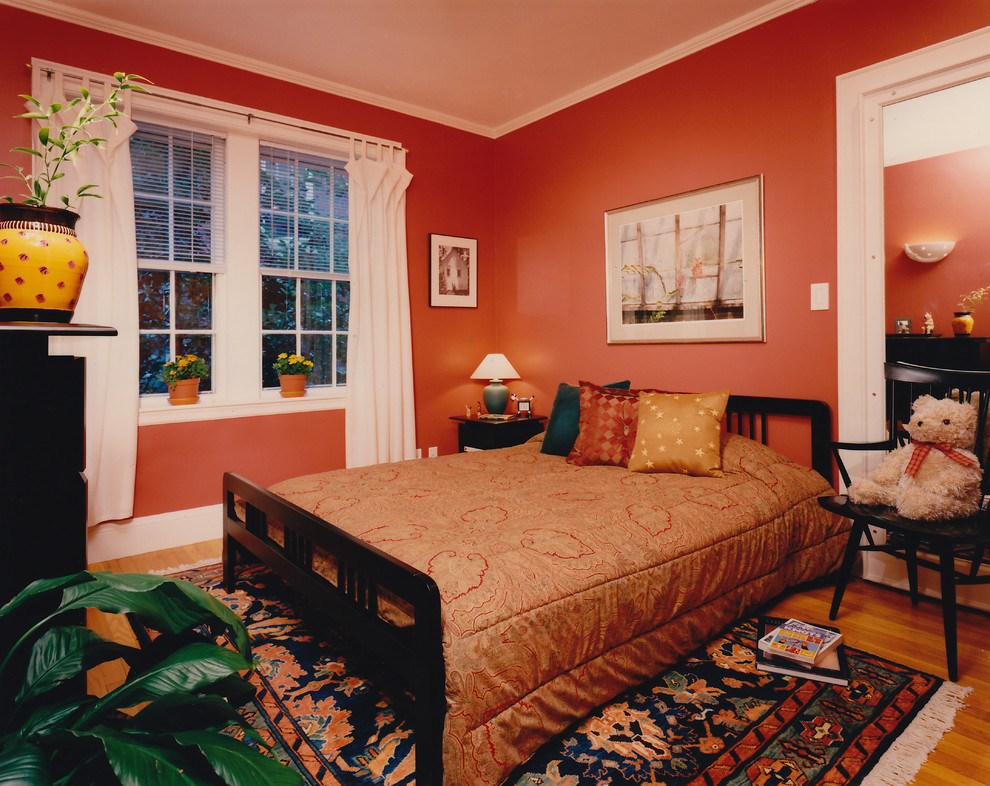 На фото: маленькая хозяйская спальня в классическом стиле с красными стенами и паркетным полом среднего тона для на участке и в саду с