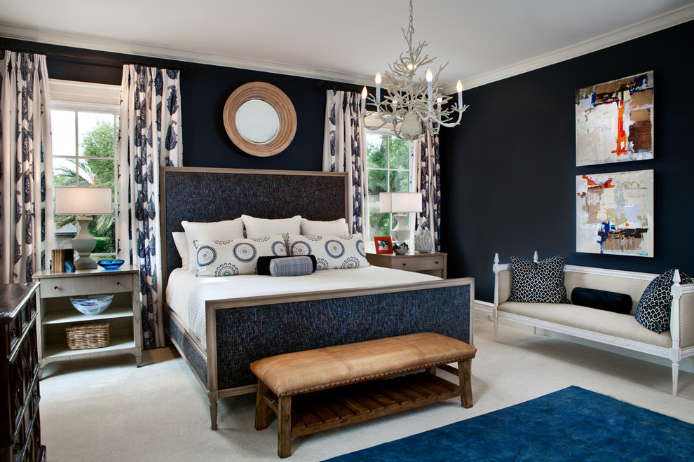 На фото: хозяйская спальня в стиле неоклассика (современная классика) с синими стенами и ковровым покрытием с