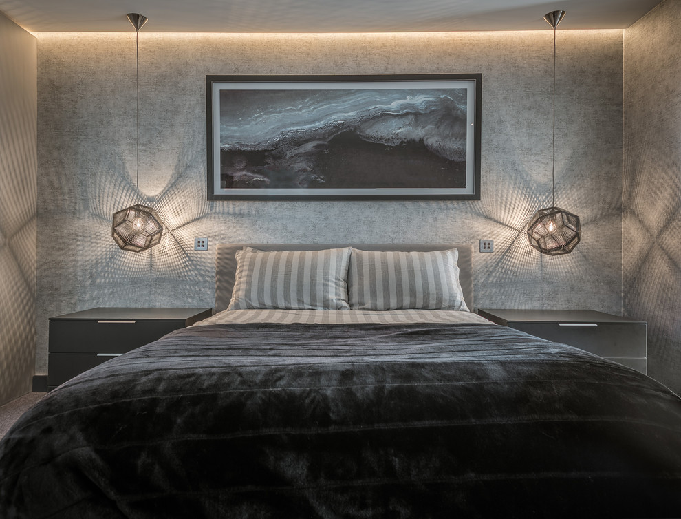 Esempio di una camera da letto design con pareti grigie, moquette e pavimento grigio