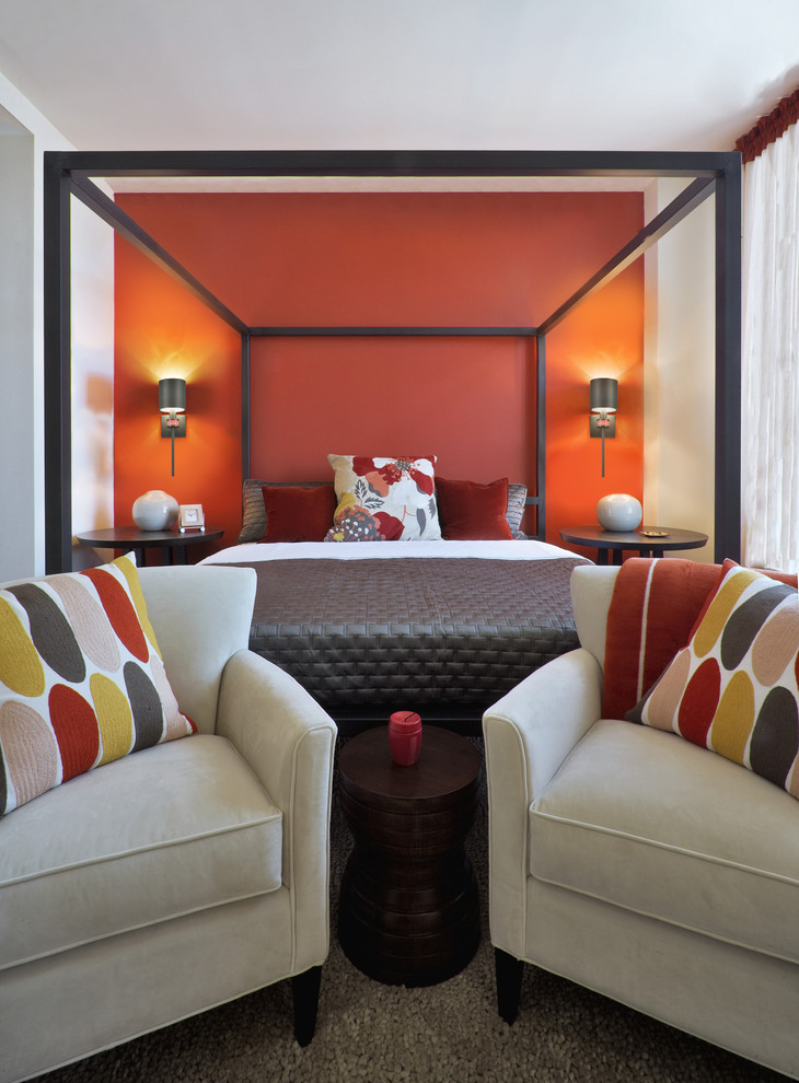 サンフランシスコにある中くらいなコンテンポラリースタイルのおしゃれな客用寝室 (オレンジの壁、カーペット敷き) のレイアウト