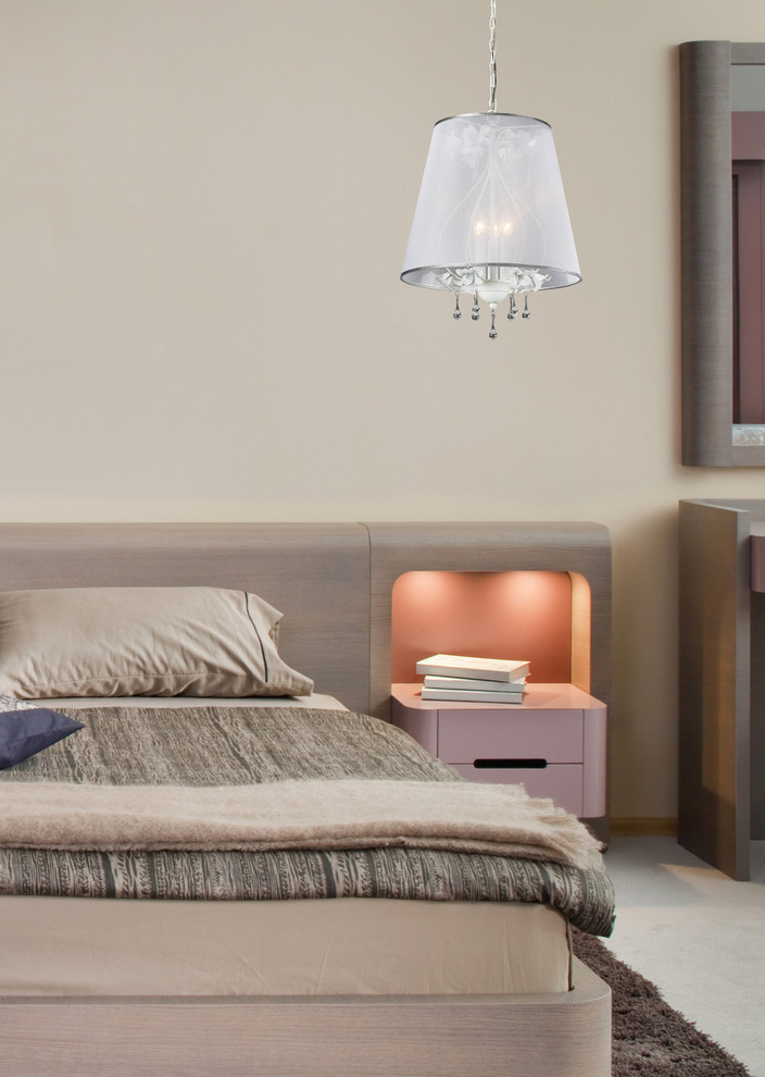 Свежая идея для дизайна: хозяйская спальня среднего размера в стиле неоклассика (современная классика) с бежевыми стенами и полом из керамической плитки - отличное фото интерьера