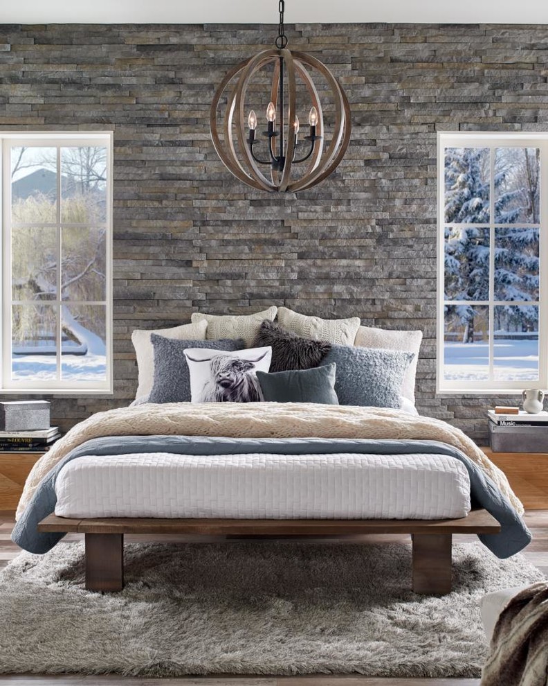 Ejemplo de dormitorio principal clásico renovado con paredes grises y suelo de madera clara