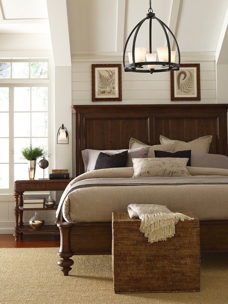 Foto de dormitorio principal de tamaño medio con paredes beige y suelo de madera en tonos medios