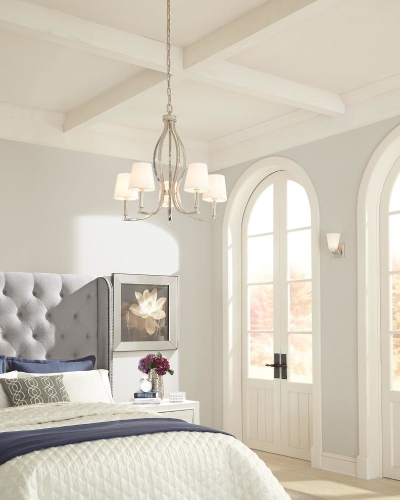 Cette image montre une chambre avec un mur beige et parquet clair.