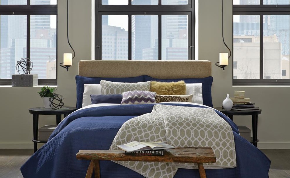 На фото: спальня на антресоли в стиле неоклассика (современная классика) с бежевыми стенами и паркетным полом среднего тона с